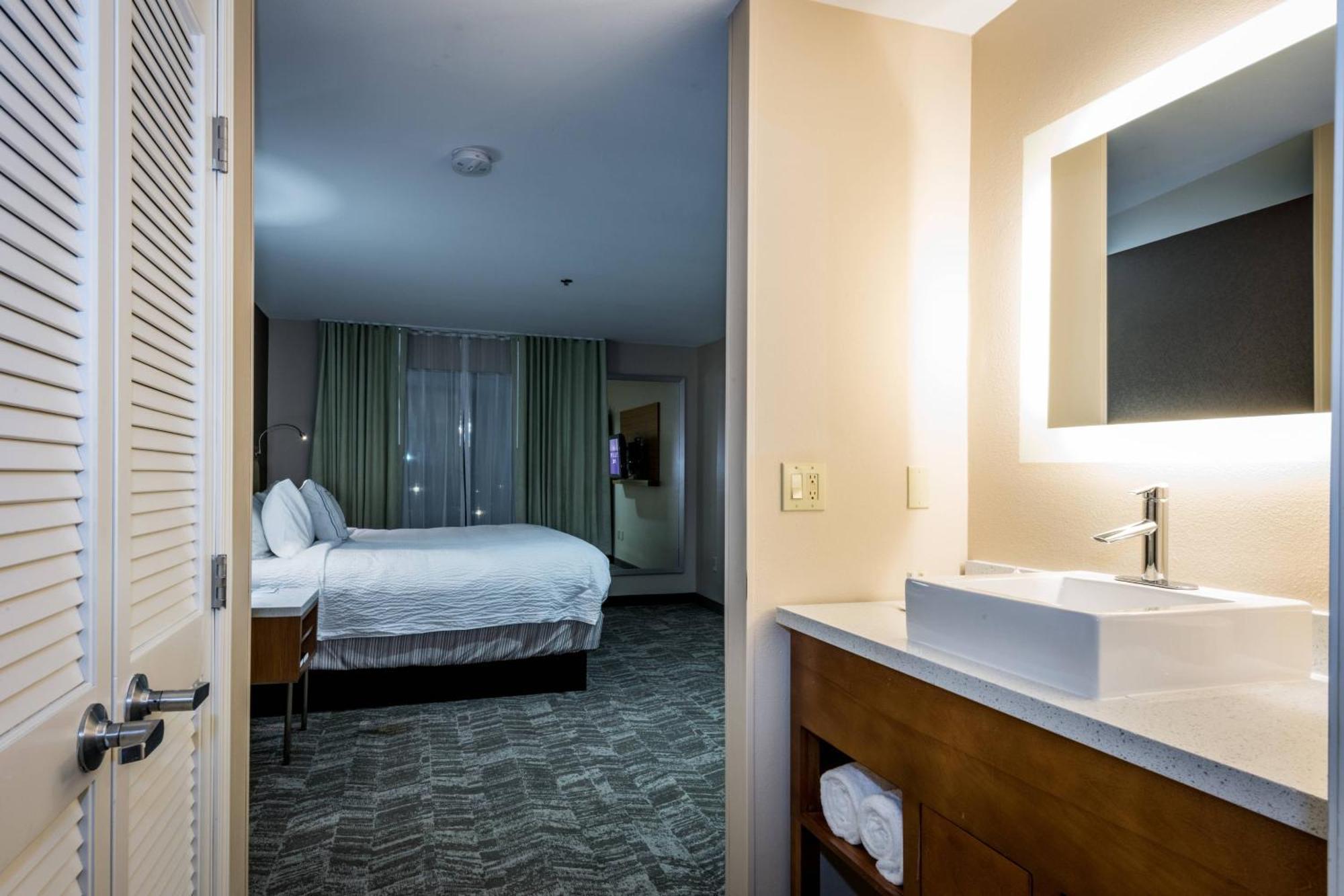 Springhill Suites By Marriott Denton Bagian luar foto