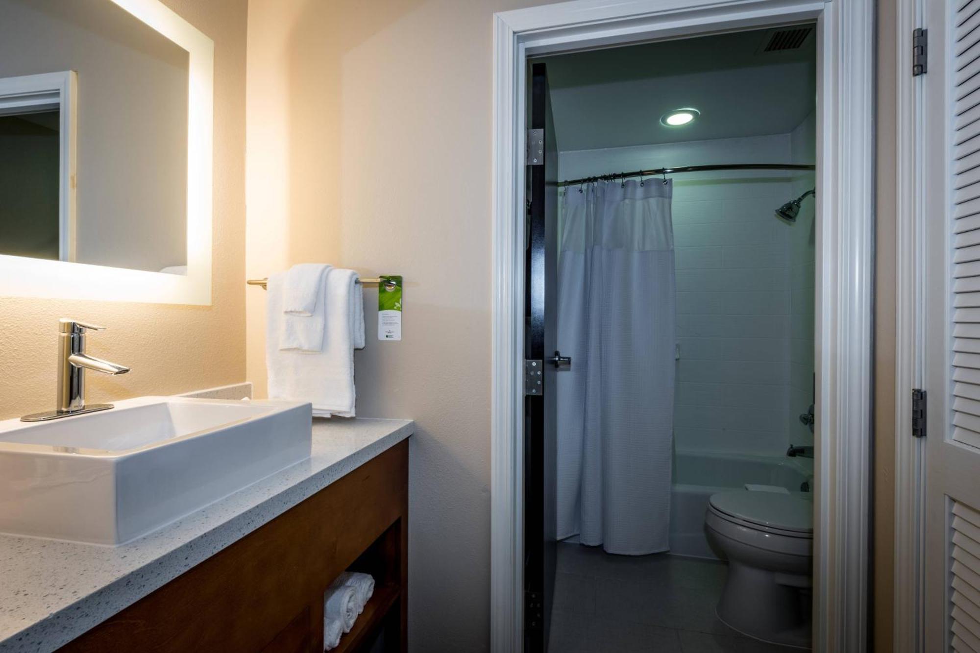 Springhill Suites By Marriott Denton Bagian luar foto