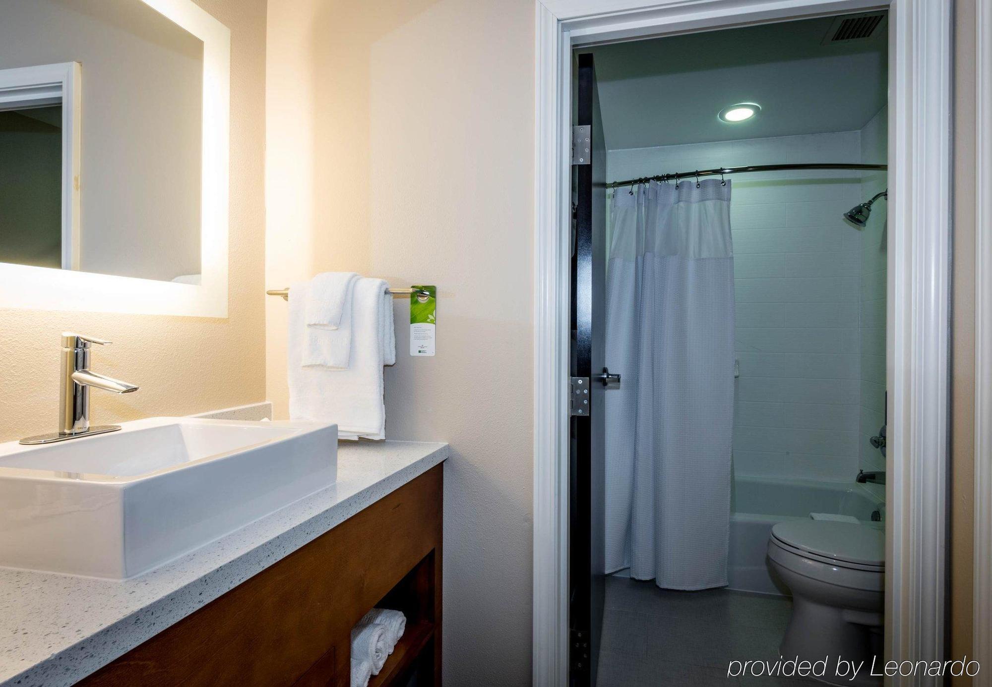 Springhill Suites By Marriott Denton Bagian luar foto
